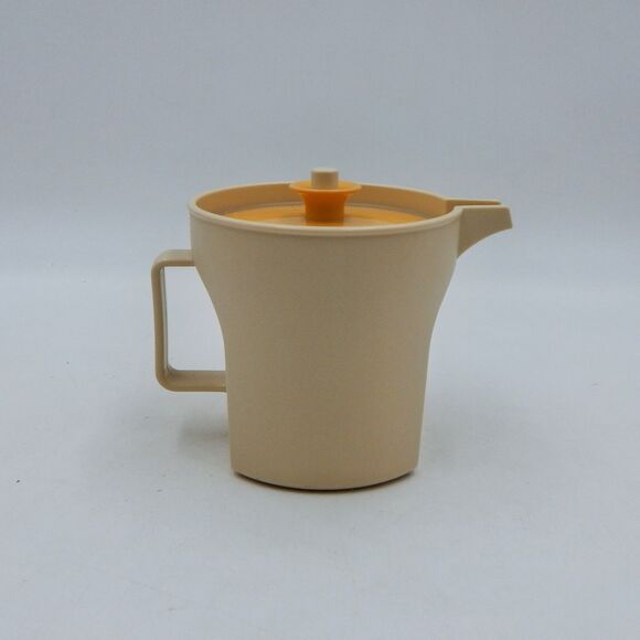 Tupperware Almond Gold Creamer #1414-4 Push Seal Top Pitcher Kitchenware - Picture 1 of 12